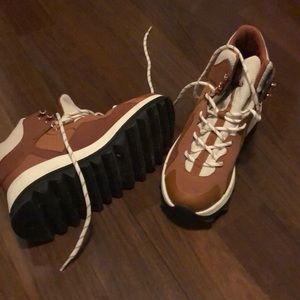 Universal threads boots